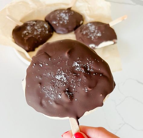 Snickers Frozen Yogurt Bites (Gluten Free, High Protein) - Calla's Clean Eats Snickers Yogurt, Froyo Bites, Gluten Free High Protein, Frozen Yogurt Bar, Frozen Yogurt Bites, Yogurt Bites, Protein Treats, Thm Desserts, Amazing Desserts