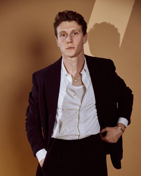 george mackay (BIFA 2023) George Mackay, Callum Turner, Corpse Bride, Character Inspo, Famous Men, Book Boyfriends, Smash Cake, Pose Reference Photo, Attractive People