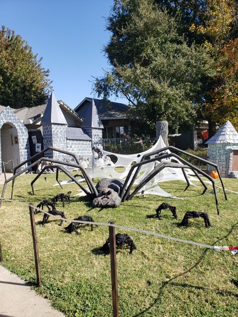 Halloween Harry Potter Decorations Outdoor, Hogwarts Halloween Decorations Outdoor, Harry Potter Halloween Front Yard, Harry Potter Front Yard Decorations, Outdoor Harry Potter Halloween, Harry Potter Halloween Decor Outdoor, Harry Potter Graveyard, Harry Potter Spider, Harry Potter Outdoor Decorations