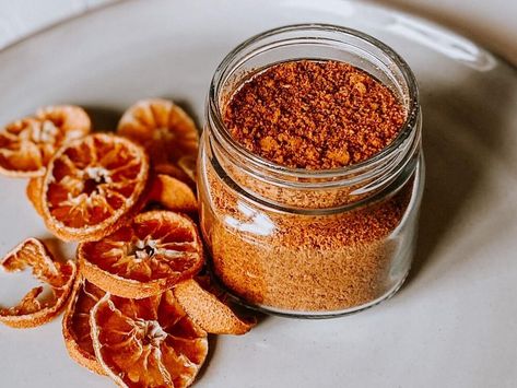 Reggio Amelia, Orange Peel Powder, Orange Powder, Glass Containers With Lids, How To Make Orange, Dried Orange Peel, Crush A, Orange Peels, Sugar Scrub Homemade