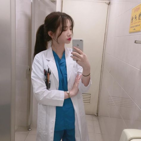 Pinterest:@artsyzar Japanese Doctor, Medical Photography, Aesthetic Doctor, Korean Student, Doctor Costume, Nurse Aesthetic, Doctor Outfit, Medical Pictures, Medical School Motivation