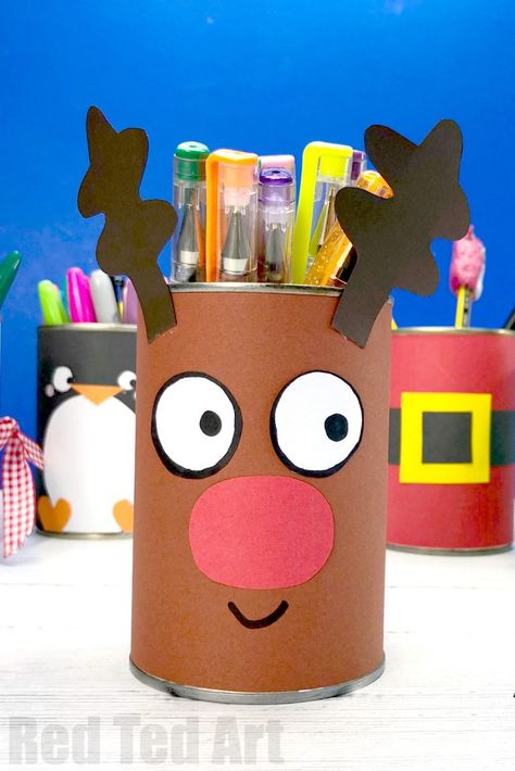 Easy DIY Reindeer Desk Tidy or Reinder Pencil Pot DIY! A great 5 minute craft for Christmas. Upcycle a tin can and transfrom it with paper to make Rudolph Toilet Roll Reindeer For Kids, Christmas Desk Decor, Reindeer Terra Cotta Pot Crafts, Pencil Holder Can Diy, Pringles Can Pencil Holder, Tin Can Pencil Holder Diy, Reindeer Noses, Diy Christmas Candy, Animal Crafts For Kids