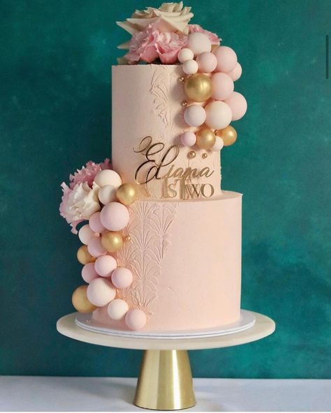 Pink Gold Cake, Snack Tower, Bolo Rapunzel, Girly Birthday Cakes, Pink Wedding Nails, Sweet Sixteen Cakes, Tall Cake, Cake With Flowers, Girly Birthday