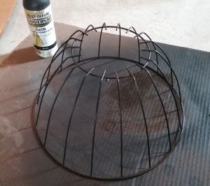 Chicken Wire Cloche Diy For Garden, Wire Garden Cloche, Diy Garden Cloche Ideas, Upcycled Outdoor Decor, Garden Cloche Diy, Chicken Wire Cloche Diy, Diy Cloche Ideas, Diy Cloche, Chicken Wire Cloche