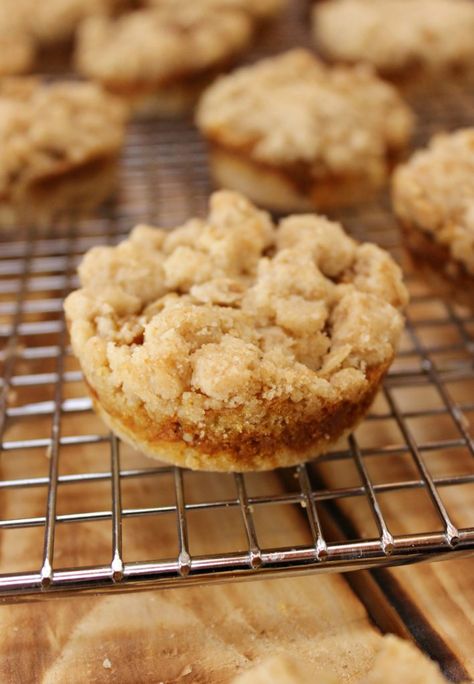 Pumpkin Pie Streusel Cookies. These Pumpkin Pie Streusel Cookies are easier to make than Pumpkin Pie and taste lots better! Even if you don’t like pumpkin pie, you’ll love these! #pumpkindessert #pumpkinrecipes #fallrecipes #pumpkincookies #cookierecipes #pumpkinpie #pumpkinpiecookies Pumpkin Pie Streusel, Streusel Cookies, Pumpkin Streusel, Pumpkin Pie Cake, Cookies Pumpkin, Pumpkin Pie Cookies, Cheesecake Oreo, Pumpkin Pie Filling, Chocolate Chunk Cookies