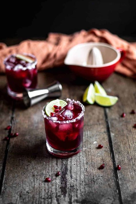 Pomegranate Margaritas, Guava Margarita, Blood Orange Recipes, Orange Pomegranate, Pomegranate Margarita, Wine Slushie, Mimosa Recipe, Frozen Margaritas, Pomegranate Fruit