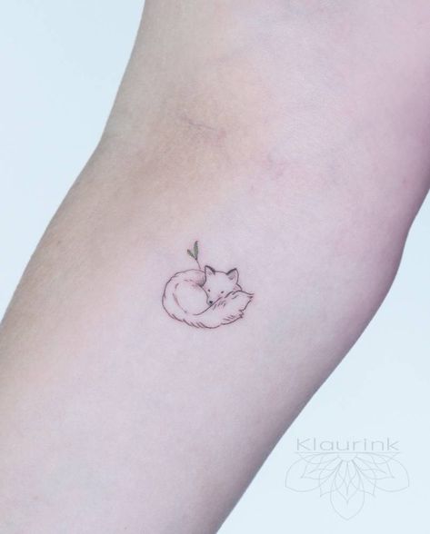 Tattoo Fox Minimalist, Arctic Fox Tattoo, Minimalist Fox Tattoo, Small Fox Tattoo, Wolf Tattoos For Women, Small Wolf Tattoo, Fox Tattoo Design, Tier Tattoo, Geniale Tattoos