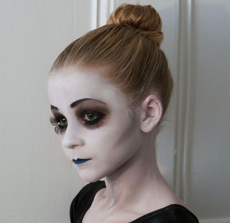 12 dead ballerina makeup for girls who aren't afraid to look scary - Styleoholic Maquillaje Halloween Infantil, Girl Zombie Costume, Zombie Ballerina, Zombie Costume Kids, Girl Halloween Makeup, Halloween Makeup For Kids, Ghost Makeup, Ballerina Makeup, Makeup Zombie