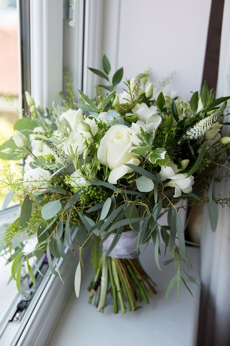 Mint Green Wedding Flowers, Winter Wedding Bouquet White, Green And White Wedding Bouquet, Green Anthurium, Wedding Bouquets White, Silver Eucalyptus, Green And White Wedding, Small Wedding Bouquets, Elegant Wedding Bouquets