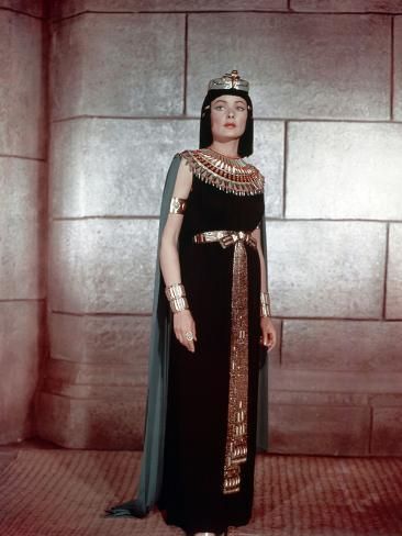 size: 32x24in Photo: L'egyptien (THE EGYPTIAN) by Michael Curtiz with Gene Tierney, 1954 (photo) : Artists Ancient Egyptian Clothing, Egyptian Party, Egyptian Clothing, Egyptian Fashion, Gene Tierney, Ancient Egypt History, Katharine Hepburn, Actrices Hollywood, Mermaid Costume