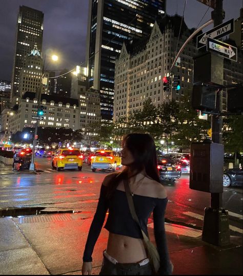 Instagram City Poses, City Pictures At Night, Instagram Picture Ideas City Night, Nyc Aesthetic Instagram Feed, City Aesthetic Poses, City Photo Inspiration, Night Pictures Instagram Story, Nighttime Instagram Pictures, City Pictures Night