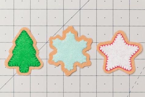 How to Make Christmas Cookie Felt Ornaments - Olivia OHern Free Felt Crafts Patterns Templates, Felt Ornament Patterns Free Printable, Diy Felt Christmas Ornaments, Felt Ornaments Patterns, Ornament Template, Felt Crafts Patterns, Ornament Cookies, Felt Crafts Diy, Felt Ideas