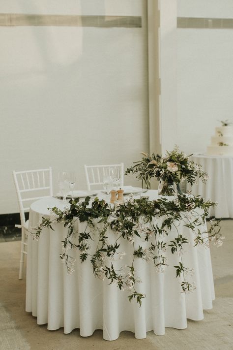 A Minimal Romantic Garden Party Wedding  #wedding #love #weddingphotography#bridesmaiddress #weddinginvitations#weddingdress #weddinggown #weddinginspo #bride #weddedbliss #weddingstyle #weddingfun #weddingceremony #marryingmybestfriend #weddingday #weddingchicks Minimal Sweetheart Table Wedding, Minimal Sweetheart Table, Minimalist Sweetheart Table, Wedding Decorations Garden, Wedding Dinner Table Setting, Romantic Garden Party, Wedding Sweetheart Table, Pre Wedding Videos, Sweetheart Table Wedding