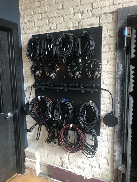 Music Studio Cable Storage, Music Lesson Studio Design, Pegboard Music Studio, Recording Studio Cable Storage, Music Organization Ideas, Music Studio Storage Ideas, Studio Cable Storage, Sound Equipment Storage, Home Music Recording Studio