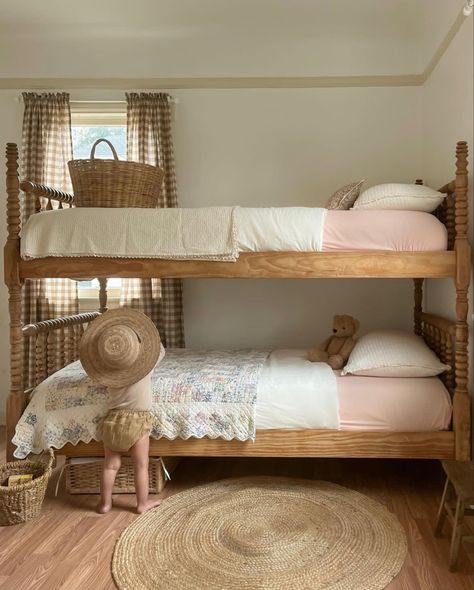 Kids Rooms Inspo, Wooden Bunk Beds, Shared Room, Girl’s Room, Big Girl Rooms, Baby Bedroom, Small Room, Toddler Room, Hello Spring