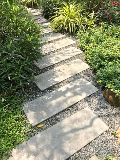 Meandering Path Garden, Curved Garden Path Ideas, Garden Path Ideas Modern, Stone Path Backyard, Garden Path With Pavers, Garden Footpath Ideas, Modern Garden Pathway, Staggered Pathway, Garden Path Pavers