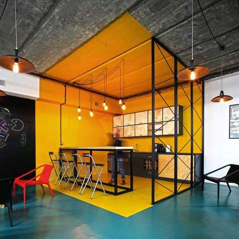 Office kitchen in bright yellow with industrial style Office Kitchenette, Modern Industrial Office, Industrial Office Design, Bedroom Minimalist, Office Space Design, Salou, Architecture Office, Industrial House, Office Kitchen