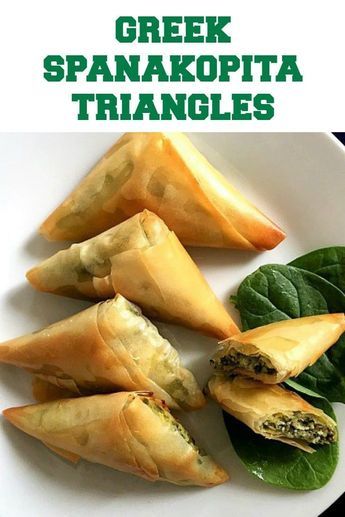 Spanakopita Triangles, Picnic Board, Greek Spanakopita, Spinach Pies, Spanakopita Recipe, Food Savoury, Phyllo Recipes, Greek Appetizers, Wedding Picnic