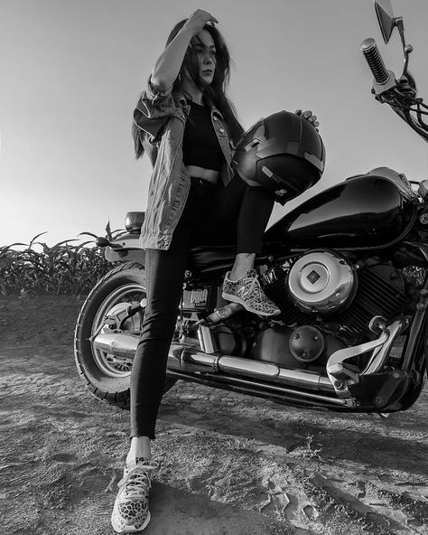 Bike Poses For Women, Poses With Bike, Girl On A Motorcycle, Posse Ideas, Photo Black And White, Bike Photoshoot, Stylish Photo, Creative Portrait Photography, Bike Photo