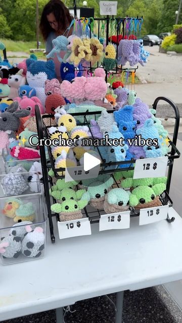 Craft Fair Crochet Display, Crochet Market Setup Ideas, Crochet Stall Display Ideas, Plushie Display Ideas, Crochet Craft Fair Ideas Booth Displays, Crochet Market Display, Crochet Market Setup, Market Setup, Crochet Craft Fair