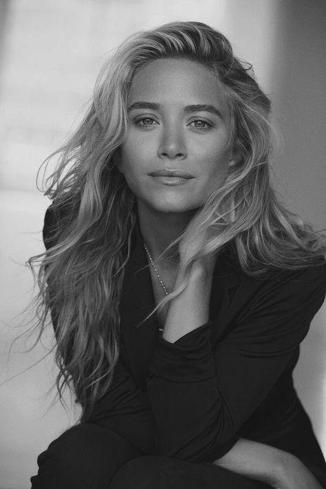 ashley olsen Business Portraits Woman, Professional Headshots Women, Studio Headshots, Business Portrait Photography, Headshot Poses, Headshots Women, Headshot Photos, Studio Portrait Photography, Business Photoshoot