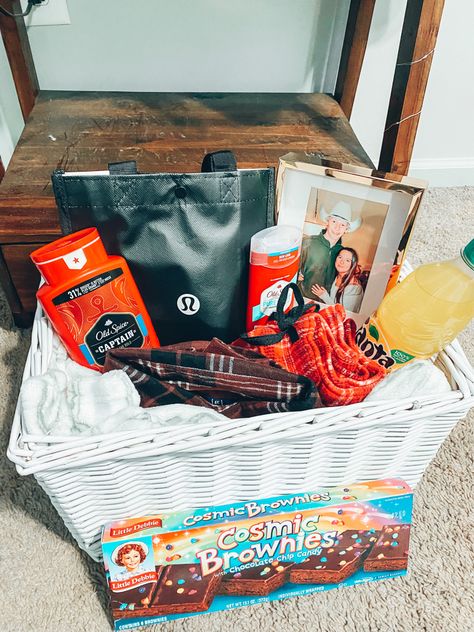 Cute Ideas For Boyfriend Valentines Day, Gift Basket Ideas Red Theme, Bf Vday Gifts, Gifts For Your Boyfriend For Valentines, Valentine Gift Basket For Boyfriend, Bday Gifts For Boyfriend Basket, Mens Basket Gift Ideas Boyfriends, Boyfriend Bday Basket Ideas, Men Birthday Gift Basket