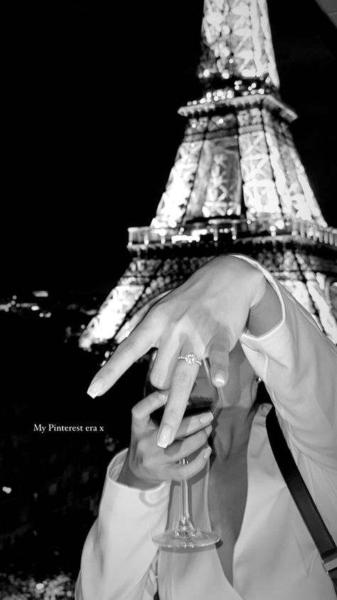 Proposal Paris Aesthetic, Proposal In Paris At Night, Luxury Couples Aethstetic, Paris Proposal Night, Old Money Proposal, Marry Me Ideas, Proposal Aesthetic, Paris Proposal, Wish Board