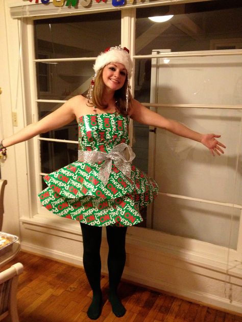 Christmas party dress made out of wrapping paper and ribbon! Only took about 30 minutes to cut out and assemble :) Wrap Yourself Like A Present Costume, Christmas Diy Outfits, Dress Like A Present Christmas, Wrapping Paper Outfit, Dress Like A Present, Wrapping Paper Dress, Navidad Outfit, Anything But Clothes, Merry Birthday