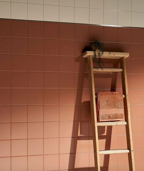 24 terracotta bathroom ideas to transform your space into a sun-baked sanctuary - Your Home Style Terracotta Bathroom Walls, Terracotta Bathroom Ideas, Terracotta Bathroom Tiles, Terracotta Bathroom Floor, Terracotta Tiles Bathroom, Square Tile Bathroom, Autumn Interiors, Terracotta Bathroom, Gold Painted Walls