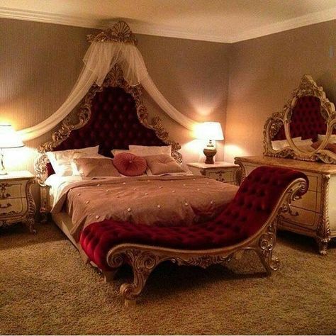 Red Decor Bedroom, White Gold Room, Dholki Ideas, Dr Office, Bedroom Set Designs, Rose Bedroom, Bath Aesthetic, Bridal Room, Bed Interior