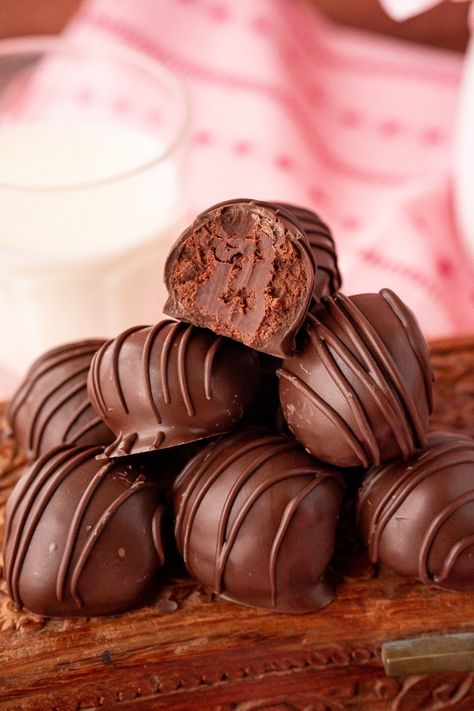 The best chocolate truffle recipe! An easy homemade truffle recipe that's perfect for Valentine's Day, Christmas, or any time you just want chocolate! Truffles Valentines Day, Easy Chocolate Truffles, Chocolate Truffle Recipe, Valentines Day Chocolate, Truffle Recipe Easy, Chocolate Truffles Recipe, Healthy Chocolate Snacks, Homemade Chocolate Truffles, Homemade Truffles