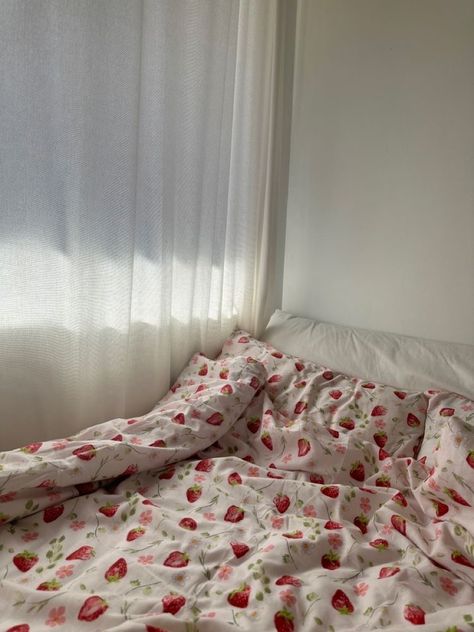 Strawberry Bedding Aesthetic, Cute Aesthetic Bedding, Strawberry Bed Sheets, Strawberry Bedsheets, Strawberry Themed Room, Cute Bed Sheets Aesthetic, Girl Bedroom Ideas Aesthetic, Red Themed Room, Strawberry Sheets