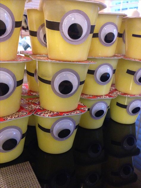 Snack pack minions Classroom Snacks, Minion Birthday Party, Snack Pack, Classroom Treats, Preschool Snacks, Kids Treat, Minion Birthday, Minion Party, School Treats