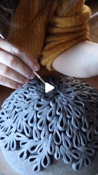 Keramiikka Ideas, Clay Handbuilding Ideas, Beginner Pottery Hand Building, Ceramics Ideas Pottery Creative, Handbuilding Pottery Ideas, Upcycle Vases, Hand Building Pottery Ideas, Ceramics Videos, Pottery Projects