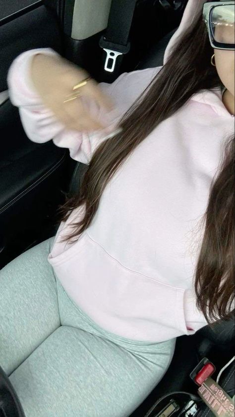 Hoodies For Winter, Flats Aesthetic Outfit, Pink Look Outfit, Light Pink Hoodie Outfit, Pretty Pink Outfits, Outfit Ideas Pictures, Cute Clothes Pink, Hoodie With Leggings, Outfit Picture Ideas