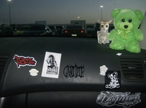 Car Decor Grunge, Emo Car Interior Ideas, 2000s Car Interior, Grunge Car Aesthetic, Emo Car Interior, Aesthetic Car Interior Grunge, Emo Car Decor, 2000s Car Aesthetic, 2000s Core Aesthetic