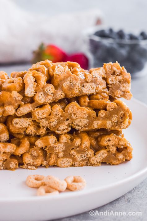 Easy Healthy Cereal Bars (Only 3 Ingredients!) Healthy Cereal Bars, Cereal Treat Recipes, Snack Bar Recipes, Cereal Bars Recipes, Best Cereal, Banana Oatmeal Muffins, Recipe For 2, Healthy Cereal, Cereal Bar