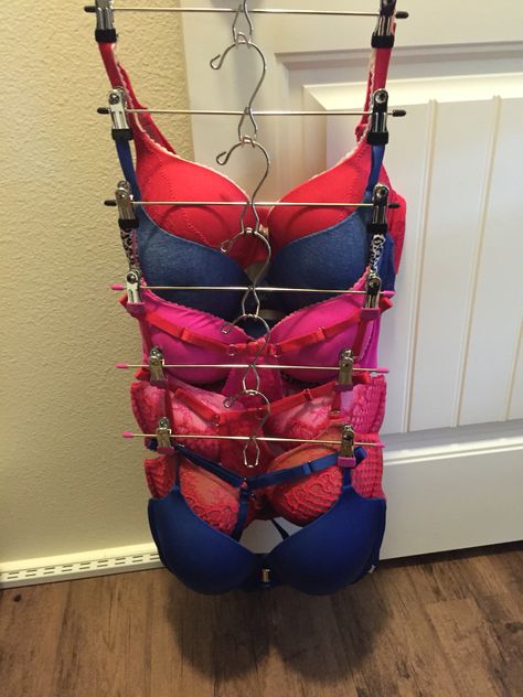 Using pant hangers to hang bras. Bedroom Drawer Organizer, Dorm Closet, Bra Organization, Bra Storage, Best Closet Organization, Old Bras, Closet Hacks, Jewelry Store Design, Clothes Closet Organization