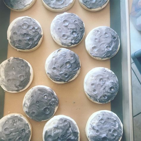 Decorated Full Moon Cookies - Made with Royal Icing and a baller to create the dents How To Make A Moon Cake, Full Moon Cookies, Eclipse Sugar Cookies, Moon Themed Desserts, Sun And Moon Cookies, Moon Shaped Food, Moon Themed Food, Moon Cookies Decorated, Moon Macarons