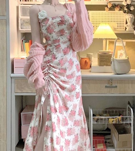 (3) Sugar ♨ Café en Tumblr Classic Flower, Elegant Midi Dresses, Floral Slip Dress, Dress Cottagecore, Fishtail Dress, Elegant Feminine, Cottagecore Dress, Prom Dresses Vintage, Cardigan Long