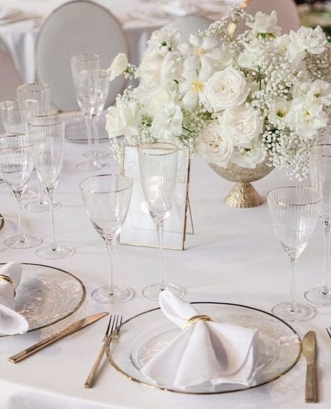 Neutral And Metallic Wedding, White Elegant Centerpieces, Wedding Table Decorations Gypsophila, Wedding Table White Flowers And Candles, Minimalist Wedding Table Decor White Flowers, Ivory Flower Centerpieces, Pale Wedding Colors, White Wedding Flowers Table Decor, Classic White Wedding Table Decor