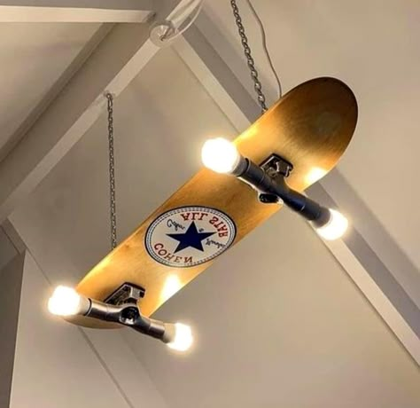 Skateboard Light, Skateboard Room, Skateboard Furniture, Painted Skateboard, Vintage Bedroom Decor, Deco Originale, Vintage Bedroom, Wood Working For Beginners, Room Ideas Bedroom