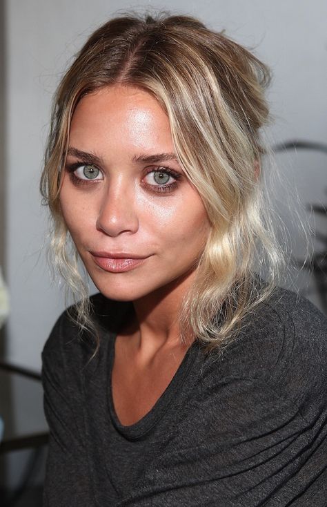 Get Ashley Olsen's Subtle Smoky Eye Beauty Look Wavy Updo, Lips Photo, Mary Kate Ashley, Natural Eyeshadow, Olsen Twins, Mary Kate Olsen, Ashley Olsen, 90s Grunge, Natural Lips