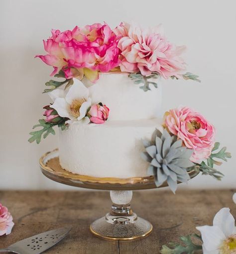 Adding real flowers to your wedding cake can be quite costly. Instead, add a pop of color with these affordable silk blooms. Silk Flower Diy, Wedding Cake Boho, Flowers On Cake, Cinderella Wedding Cake, Cake Boho, Silk Flowers Diy, Bohemian Bridal Shower, Green Wedding Cake, Wedding Cake Prices