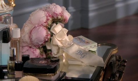 Estilo Blair Waldorf, Blair Waldorf Aesthetic, Stile Blair Waldorf, Gossip Girl Aesthetic, Super Rich Kids, Chuck Bass, Malibu Barbie, Peonies Bouquet, Blair Waldorf