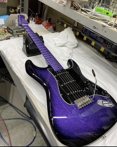 Glittery Guitar, Electric Guitar Art, Purple Guitar, Hello Kitty House, Electric Guitar Design, Guitar Obsession, Unique Guitars, Cool Electric Guitars, Guitar Tutorial