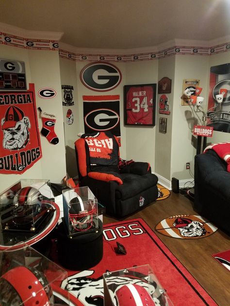 Uga Man Cave Ideas, Bdm Uga Dorm, Uga Door Sign, Georgia Bulldog Aesthetic, Georgia Bulldogs Decor, Georgia Bulldog Room, Georgia Bulldog Man Cave, Georgia Bulldog Wreath, Bulldog Clothes