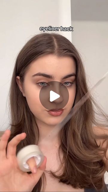 mariia on Instagram: "easy eyeliner hack 🎀 beginner friendly too :)   sound: @froartistry   #eyeliner #eyelinertutorial #liner #linertutorial #eyelinerhack" How To Apply Eyeliner For Beginners Step By Step Simple, How To Put On Eyeliner, Lash Line Eyeliner, Eyeliner Hacks For Beginners, Line Eyeliner, Easy Eyeliner, Liner Tutorial, Red Carpet Makeup, Simple Eyeliner