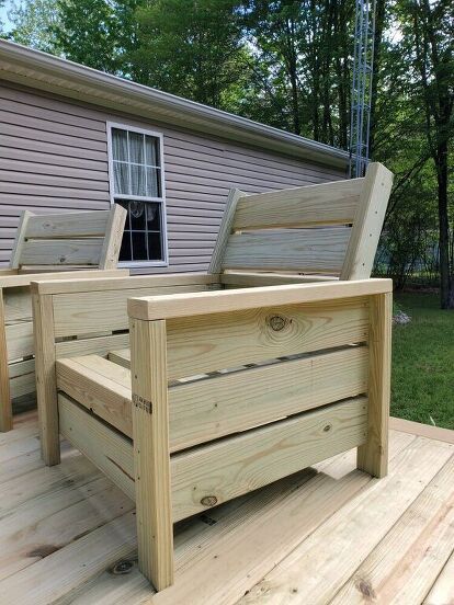 Outdoor Chairs Diy, Wood Chair Diy, Small Deck Decorating Ideas, Wood Patio Furniture, Outside Furniture, Backyard Diy, Outdoor Furniture Plans, Deck Decorating Ideas, Deck Decorating Ideas On A Budget