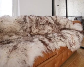 White Sheepskin Rug, Sheepskin Throw, Fur Rug, Sheep Skin, Decoration Originale, Sheepskin Rug, Rug Natural, Scandinavian Home, White Rug